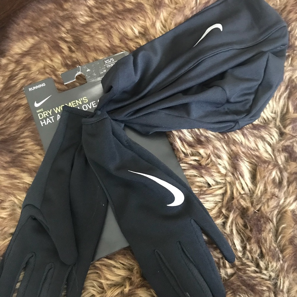 Nike dry women’s hate and glove set xs